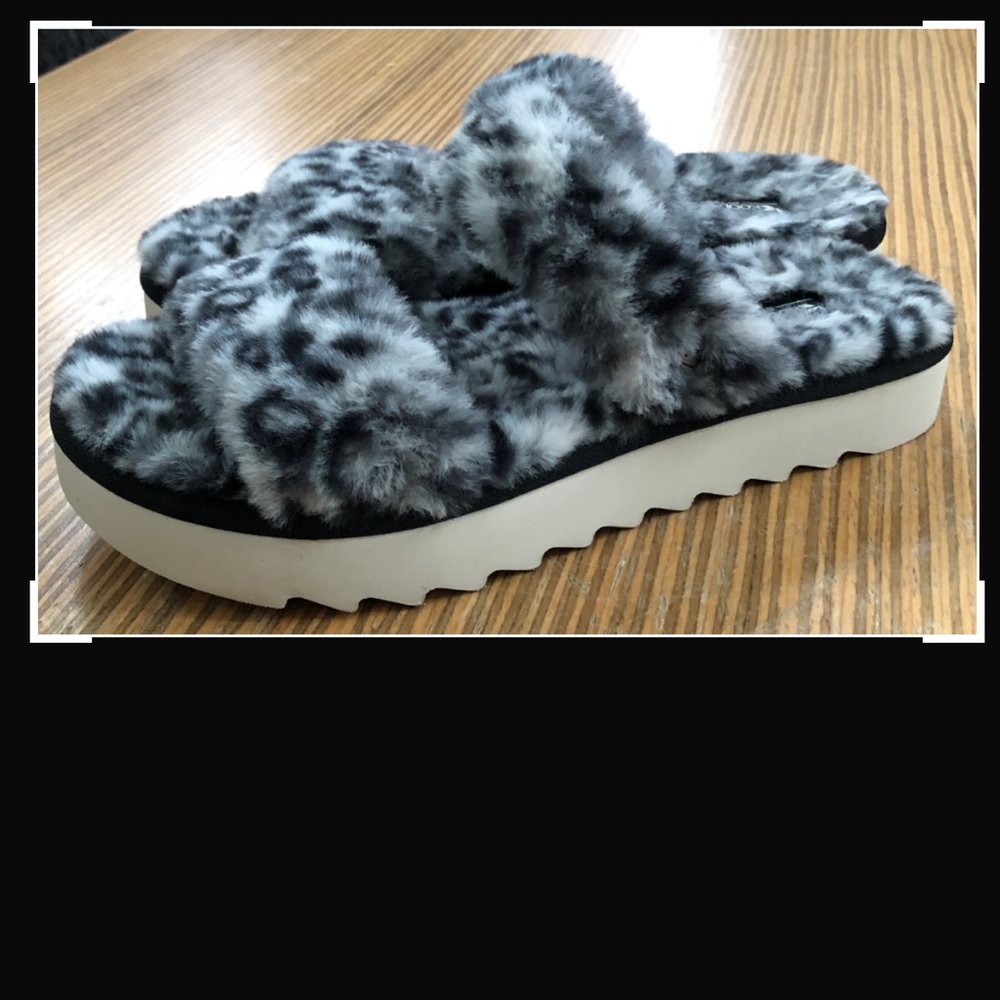 Koolaburra by UGG Fuzz On Cheetah Leopard Slides Sandals Slippers